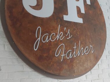 Φωτεινή επιγραφή Lightbox με σκουριασμένη μεταλλική όψη - Νέον Στάθμη